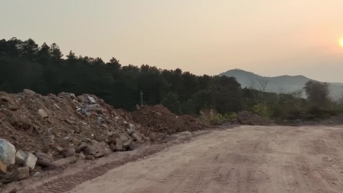 尘土泥路 非铺装 路面上山山路 机耕烂路