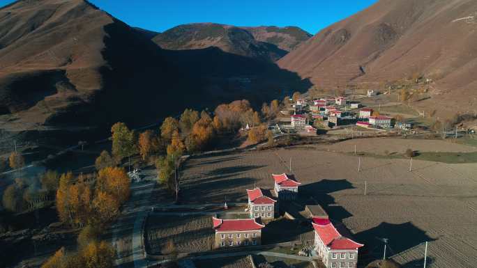 秋季新都桥藏族村庄航拍风景