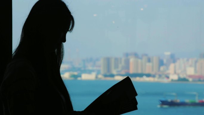 海边窗边海景女孩读书喝咖啡
