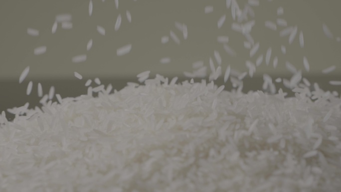 大米掉落堆积米粒米饭摆拍