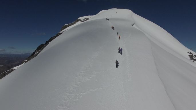 登山队雪山登顶航拍