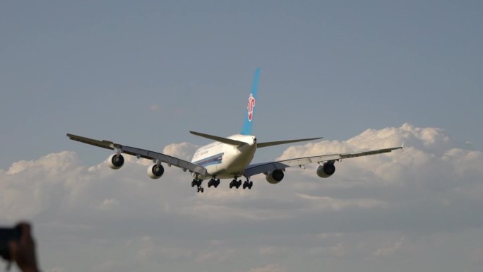 A380降落 南航 后面