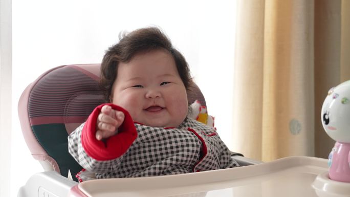 宝宝坐在婴儿座椅上开心笑