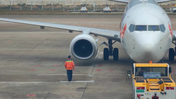 波音737机场起飞准备山东航空地勤人员