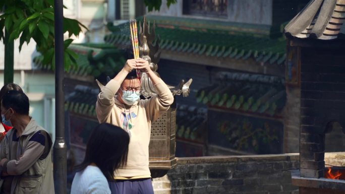 寺庙香客烧香祈福许愿上香香火旺盛