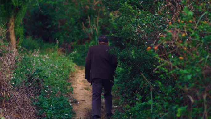 崎岖山路脚步丈量男人走山路背影脚步扶贫