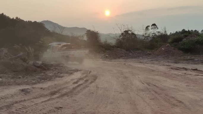 原始泥道沙尘路农村小路小径窄路车无法通行