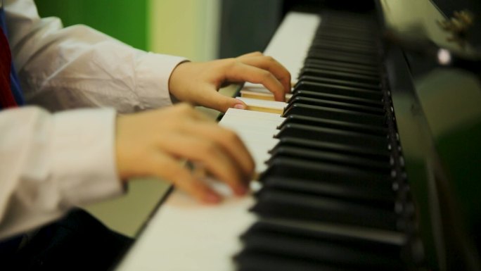 1080P-小学生弹钢琴手部特写