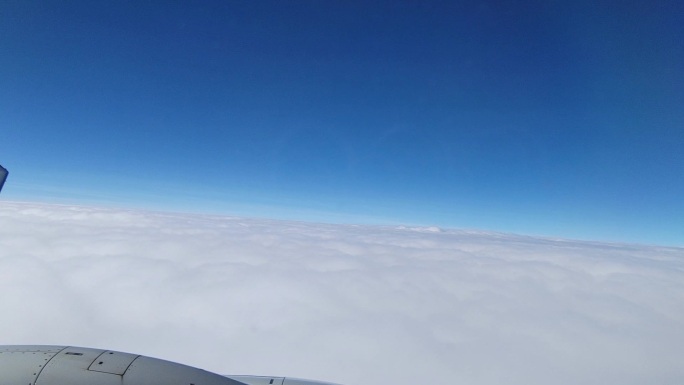 飞机窗外云端