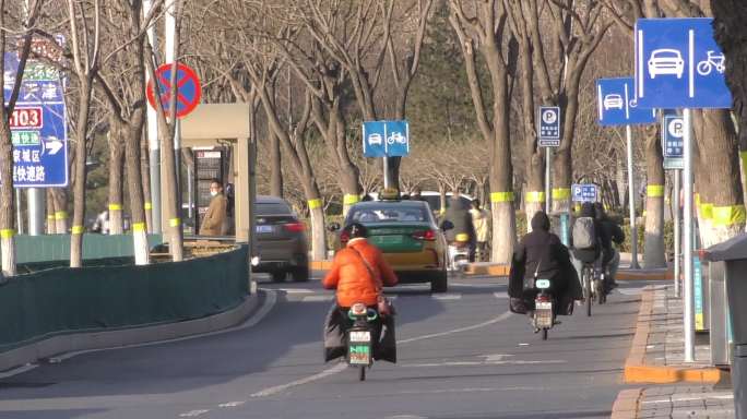 上下班人群骑单车过人行道公交 高峰过马路