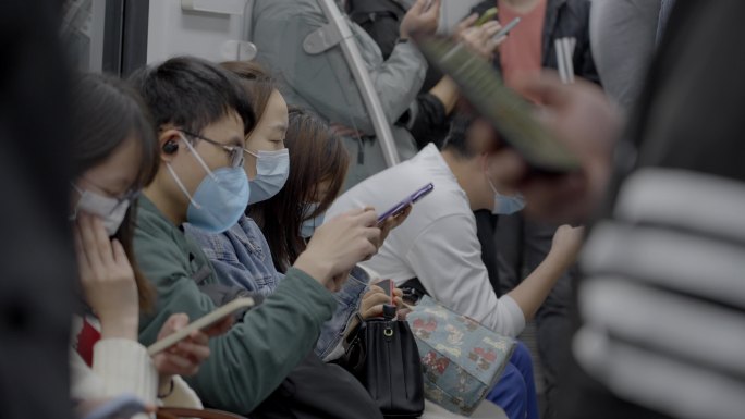 广州地铁人挤人低头族合集