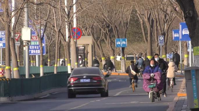 过马路骑车上班青桔单车城市生活斑马线夕阳