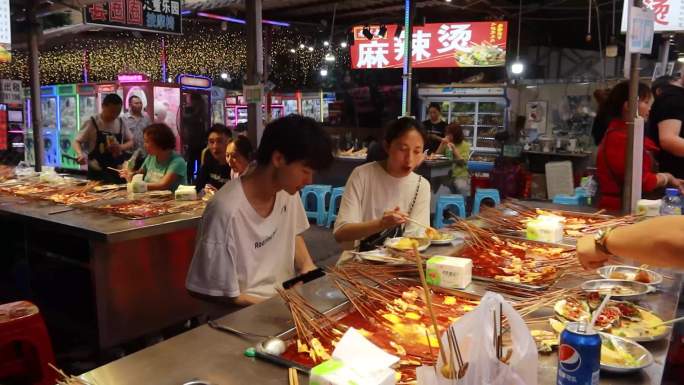 犀浦夜市街边小吃麻辣烫