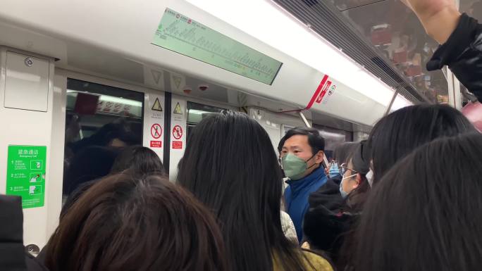拥挤的杭州地铁实拍