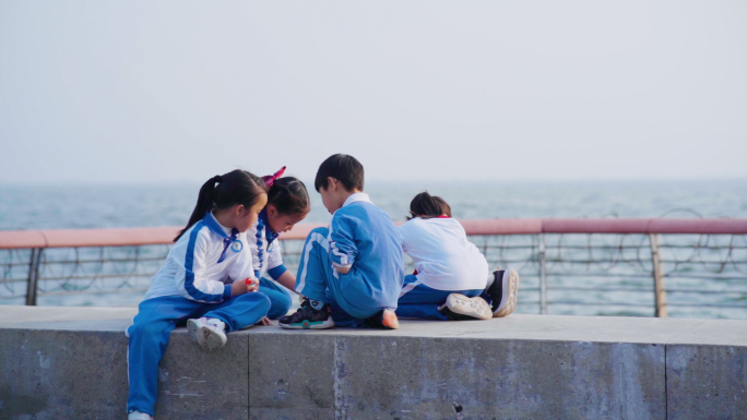 小学生在海边玩耍