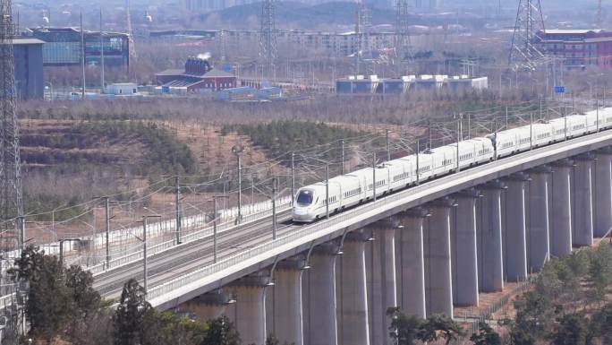 京张高铁动车组列车穿越八达岭长城