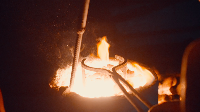 传统冶炼炉子烧制铁水