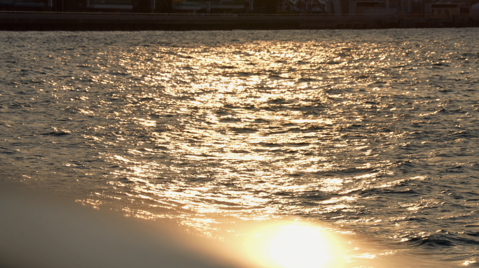 夕阳下 金色海面 逆光波光粼粼