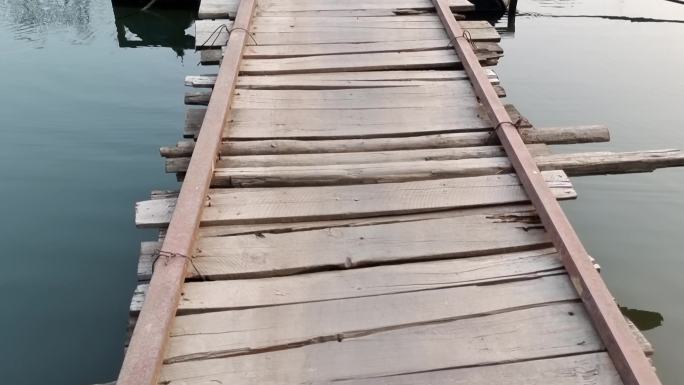 跨河小木桥桥面行走家乡的小木桥独木桥浮桥