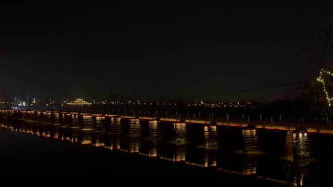 夜晚古钱桥灯光亮化过往车辆全景