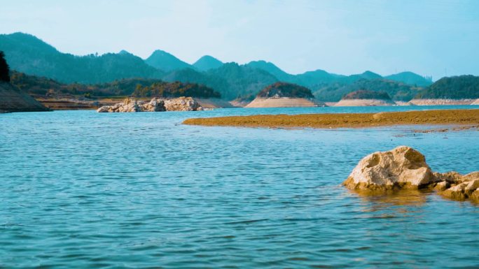 海天一色河水干涸波光粼粼湖面波纹礁石空镜