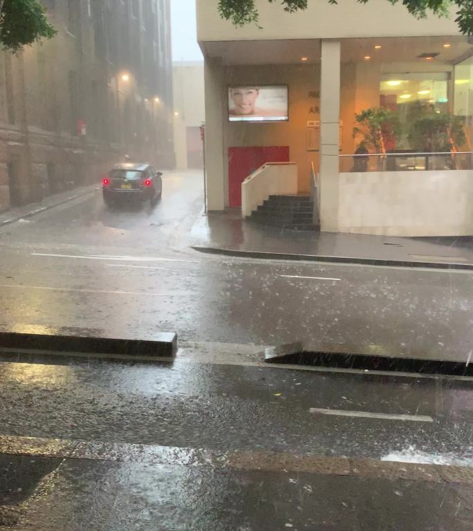 悉尼雨中街景