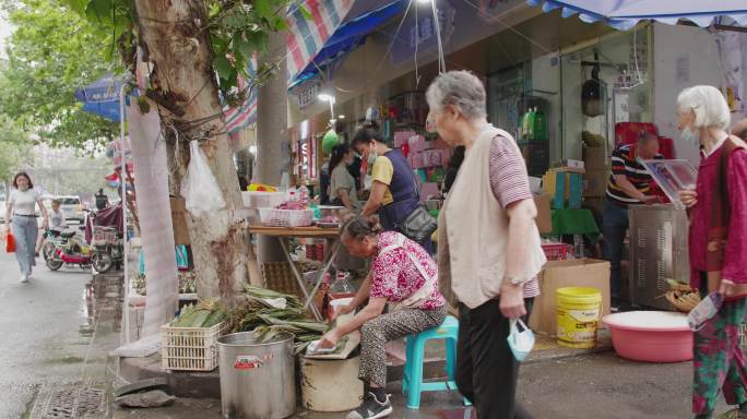 端午节成都马鞍街商铺忙碌准备包粽子