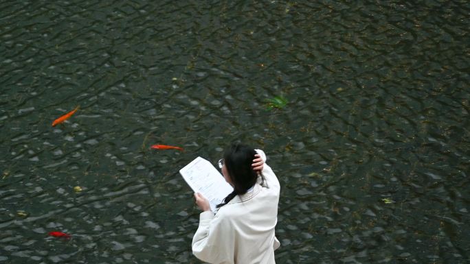 图书馆里大学生认真学习，准备考试与备考。