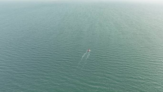 碧绿海水海面上一只行驶的渔船海上风景风光