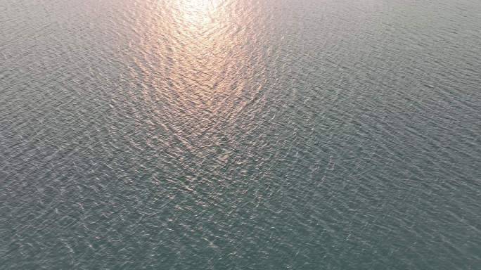 阳光下移动的水面波光粼粼飞越海面行驶飞行