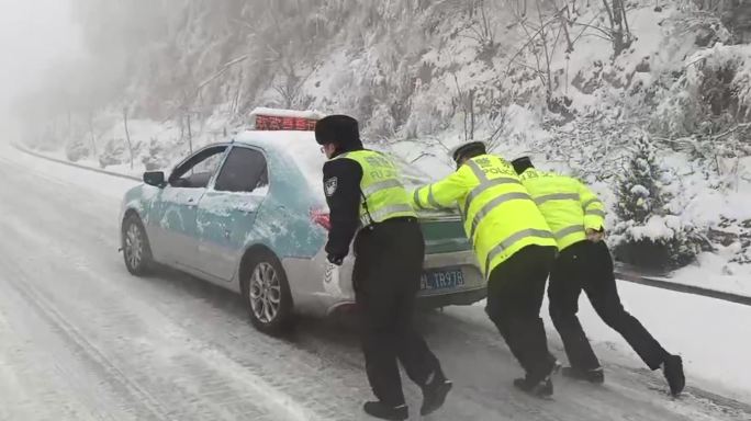 公安民警顶风冒雪服务群众4