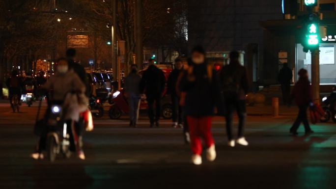 横屏北京夜晚的路口交通行人步伐外卖