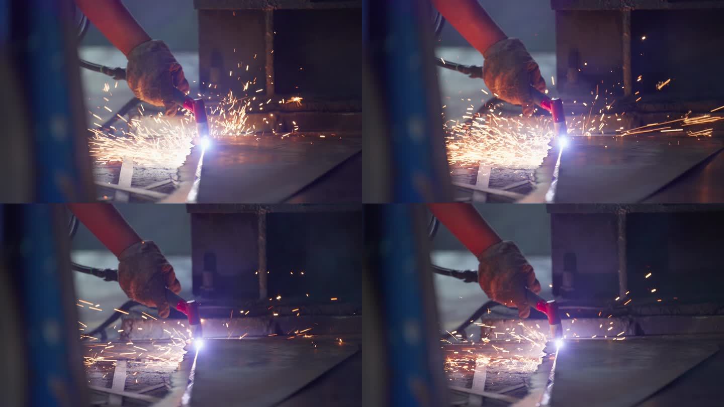 工人在车间切割钢板火花飞溅