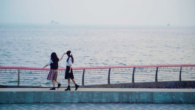 两个女生在海边跳舞