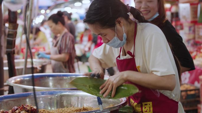 端午节成都马鞍街技艺娴熟的女人飞快包粽子