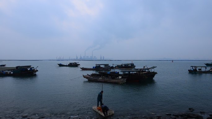 广西防城港东湾渔家乐边上大海晨曦微露