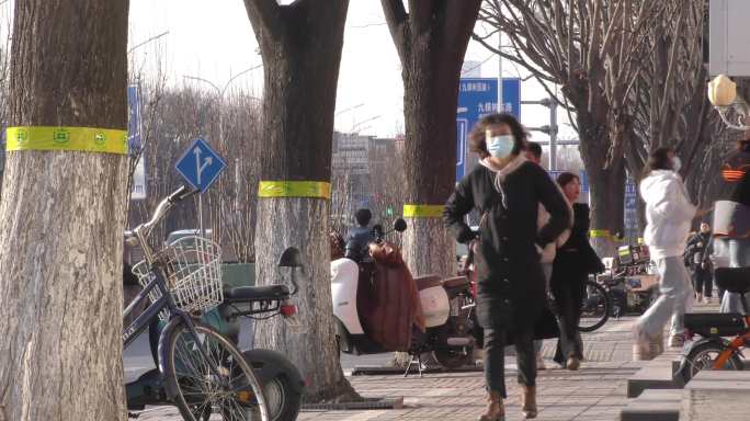 人文街景生活城市繁忙的人过斑马线冬日暖阳