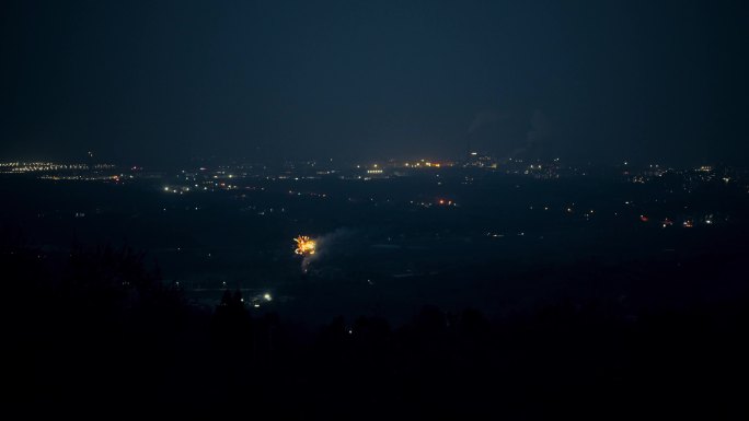 夜晚的城市 烟花孤独的绽放