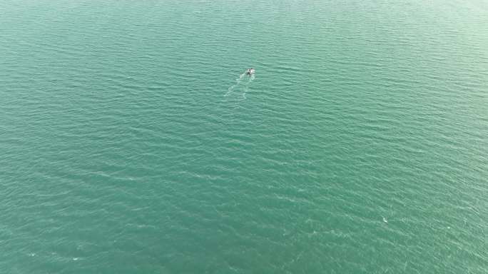 碧绿海水海面上一只行驶的渔船海上风景风光