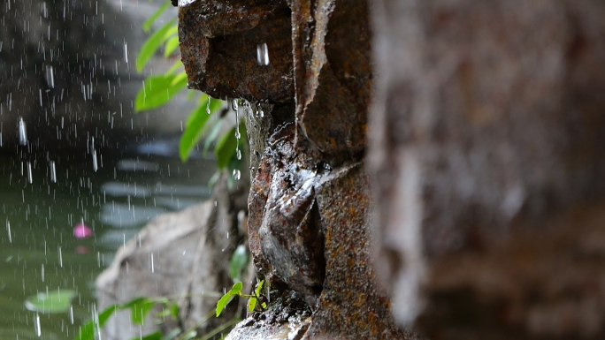 瀑布水流水滴落下雨水节气清新自然慢动作