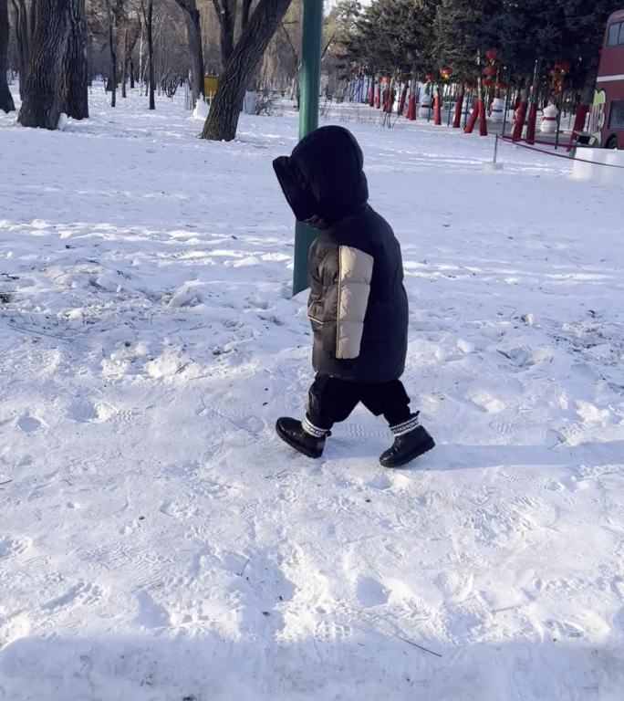 孩子雪地踩雪