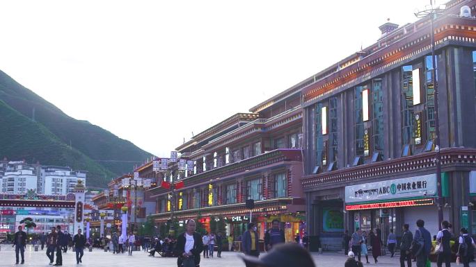 茶马广场散步 茶马广场人群 西藏建筑