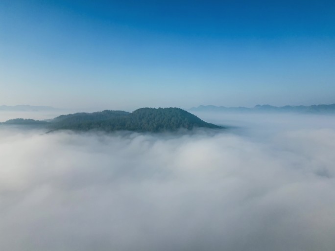 云海翻滚气势如虹山河磅礴巨幅画卷振奋人心