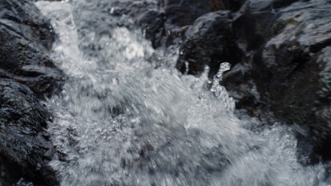 唯美纯净山泉水清澈溪水水流矿泉水白酒酿酒