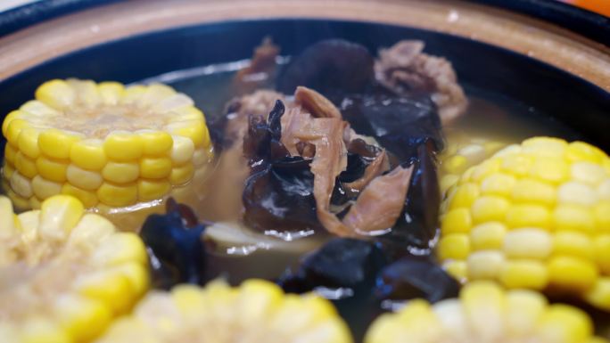 玉米排骨黑木耳炖汤煲汤