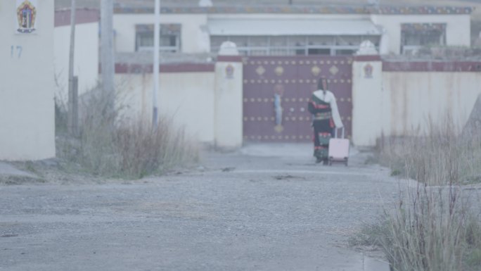 藏族姑娘 走在路上 纪录片