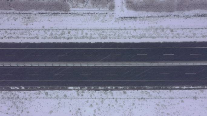 俯拍风雪中高速公路汽车