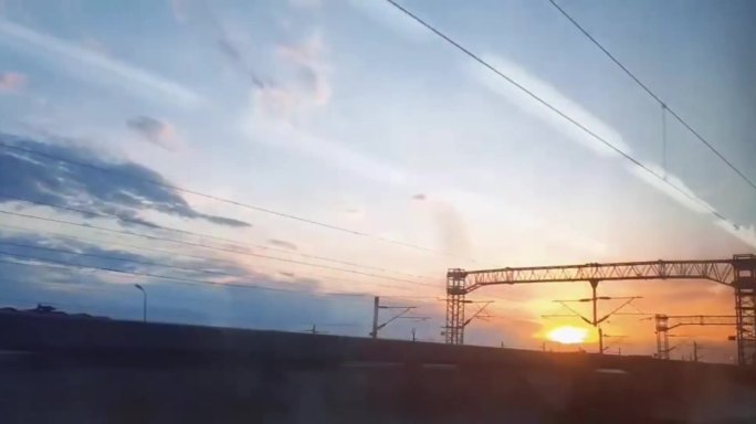 傍晚在火车上看夕阳