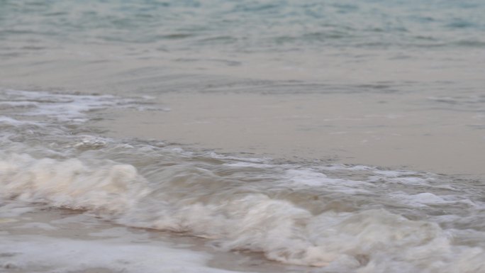 浪花特写海浪海水冲击沙滩浪花泡沫