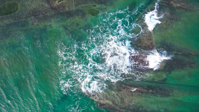 4k海浪浪花拍打礁石航拍